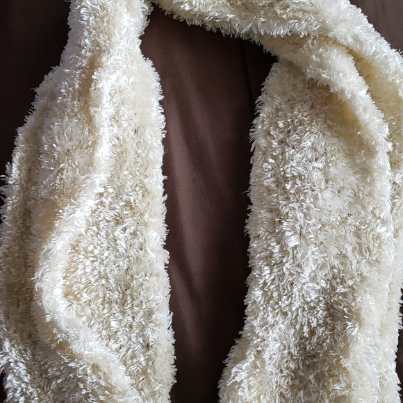 TRUE CRAFT Rolled Sherpa Scarf - Picture 1 of 3